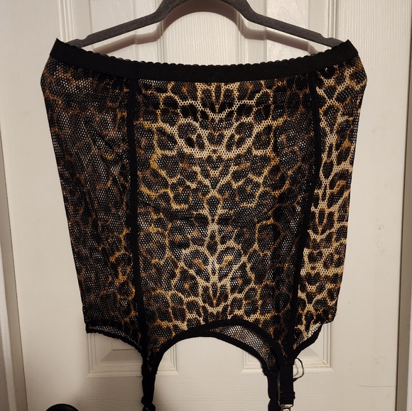 Killstar Fishnet Garter Skirt in leopard, size 3X - Picture 2 of 3